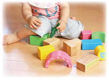 積み木で遊ぶ子供の写真